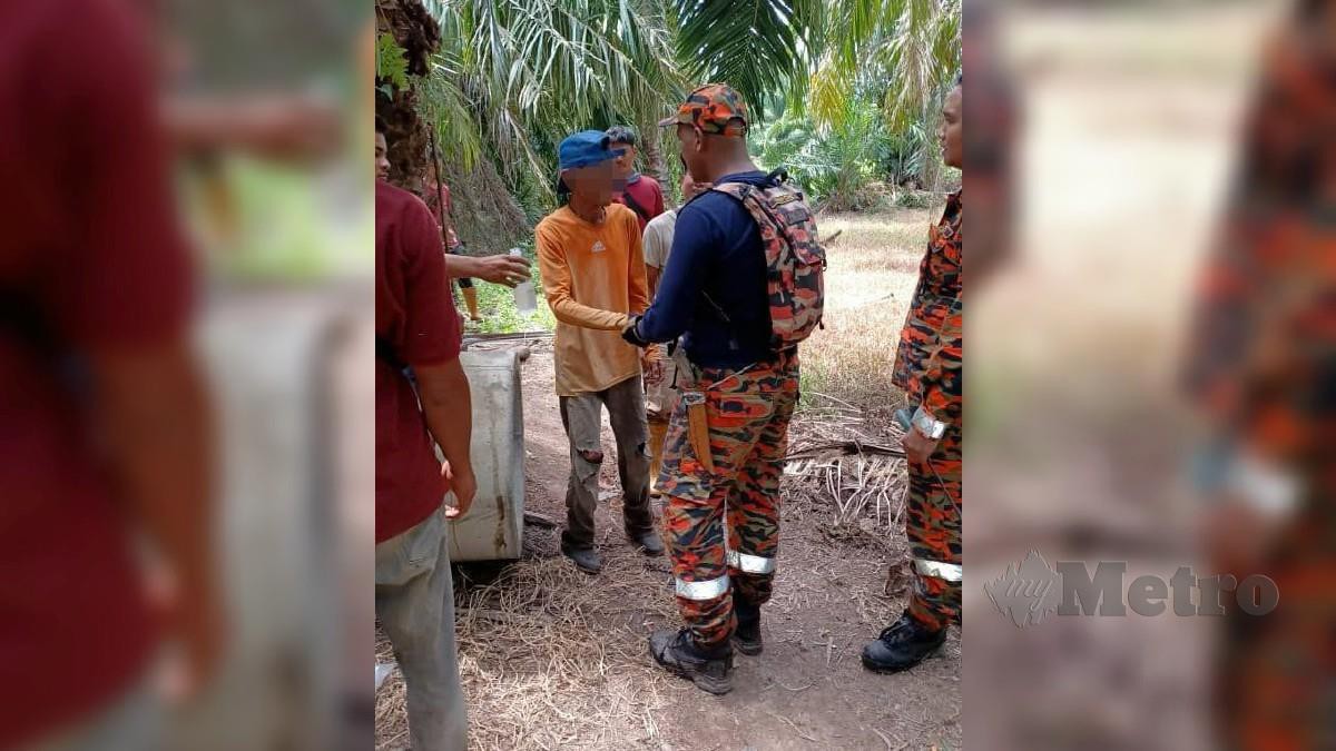 Seorang lelaki warga emas (baju oren) yang dilaporkan hilang semasa mencari daun palas di kawasan kebun Parit 9 Ban Canal, sejak semalam ditemui selamat, hari ini. FOTO IHSAN BOMBA