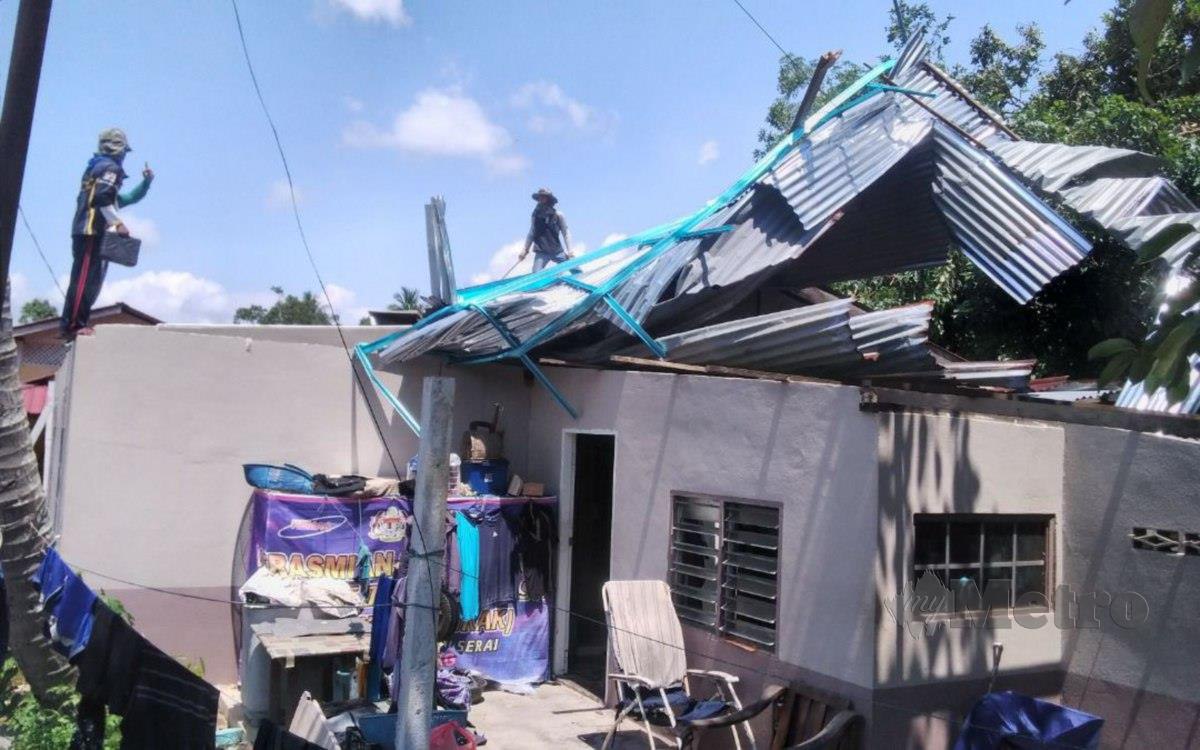 Keadaan rumah penduduk di Kampung Garok,Selama yang rosak dibadai ribut semalam. FOTO SHAIFUL SHAHRIN AHMAD PAUZI