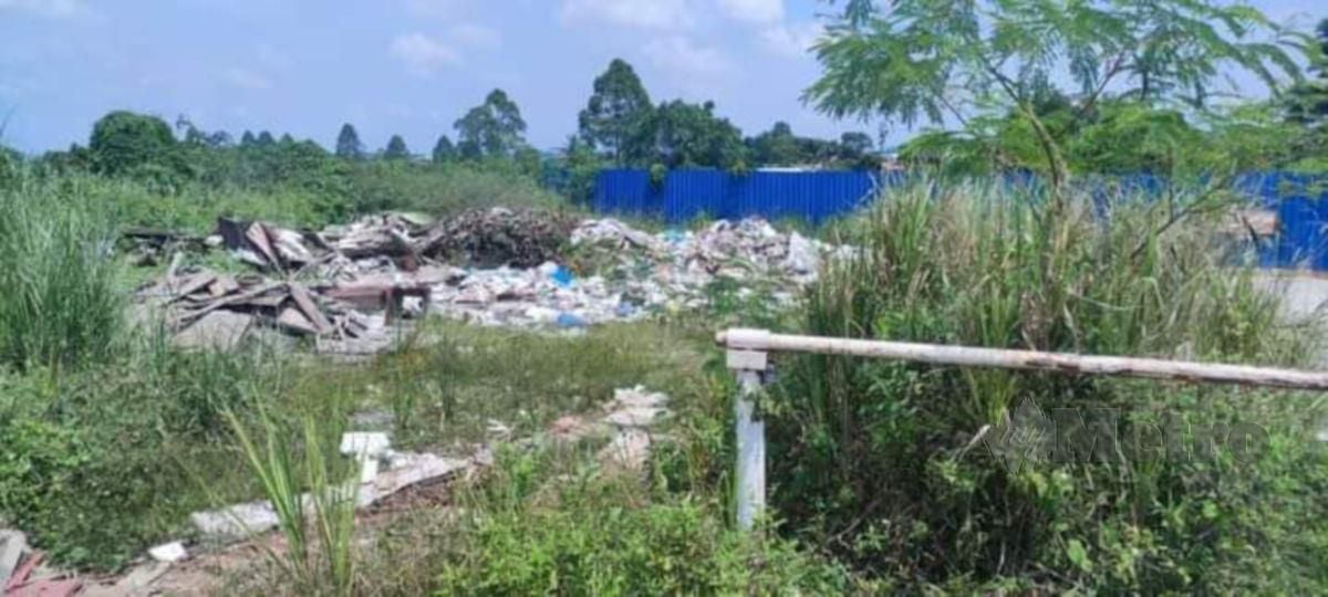 Keadaan dua tapak sampah haram yang digempur Majlis Perbandaran Hulu Selangor (MPHS), semalam. FOTO IHSAN FB MPHS