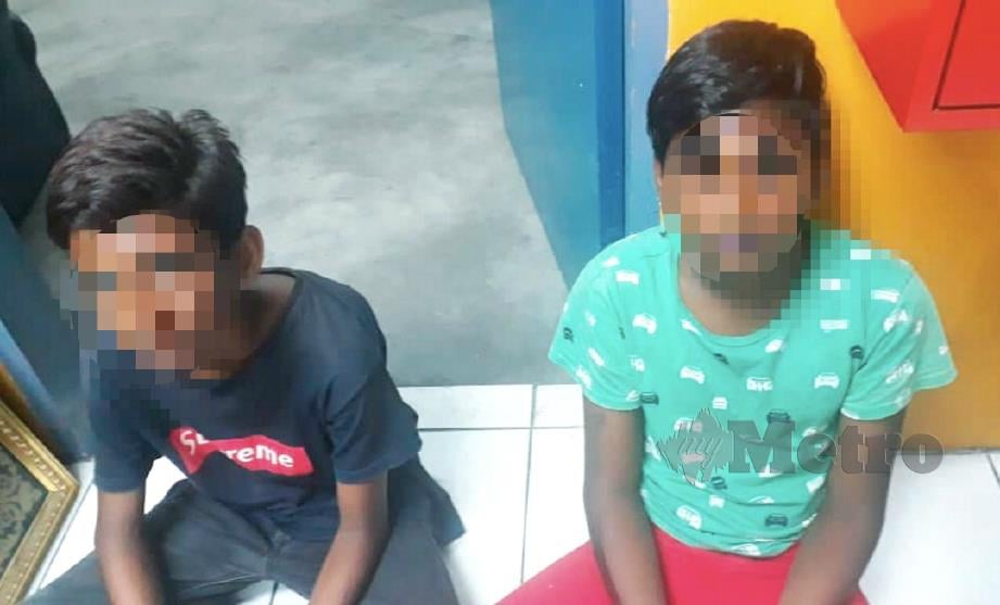 DUA remaja lelaki yang mencuri wang tabung di Masjid Kariah Batu 17, Chembong,  kelmarin berjaya diberkas polis di Lukut, Port Dickson. FOTO Ihsan PDRM