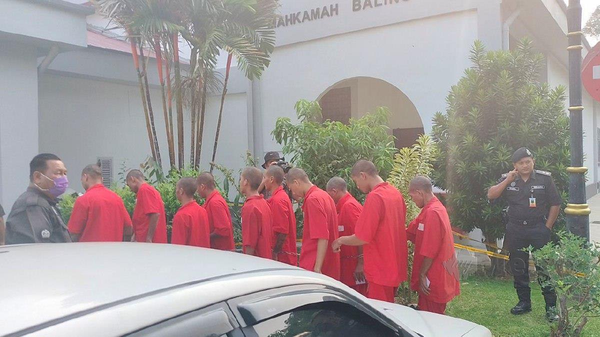 Antara 40 individu termasuk 35 warga asing yang yang didakwa di Mahkamah Sesyen Baling hari ini kerana melakukan pencerobohan haram di Hutan Simpan Bukit Enggang, Sik Januari lalu. FOTO Noorazura Abdul Rahman