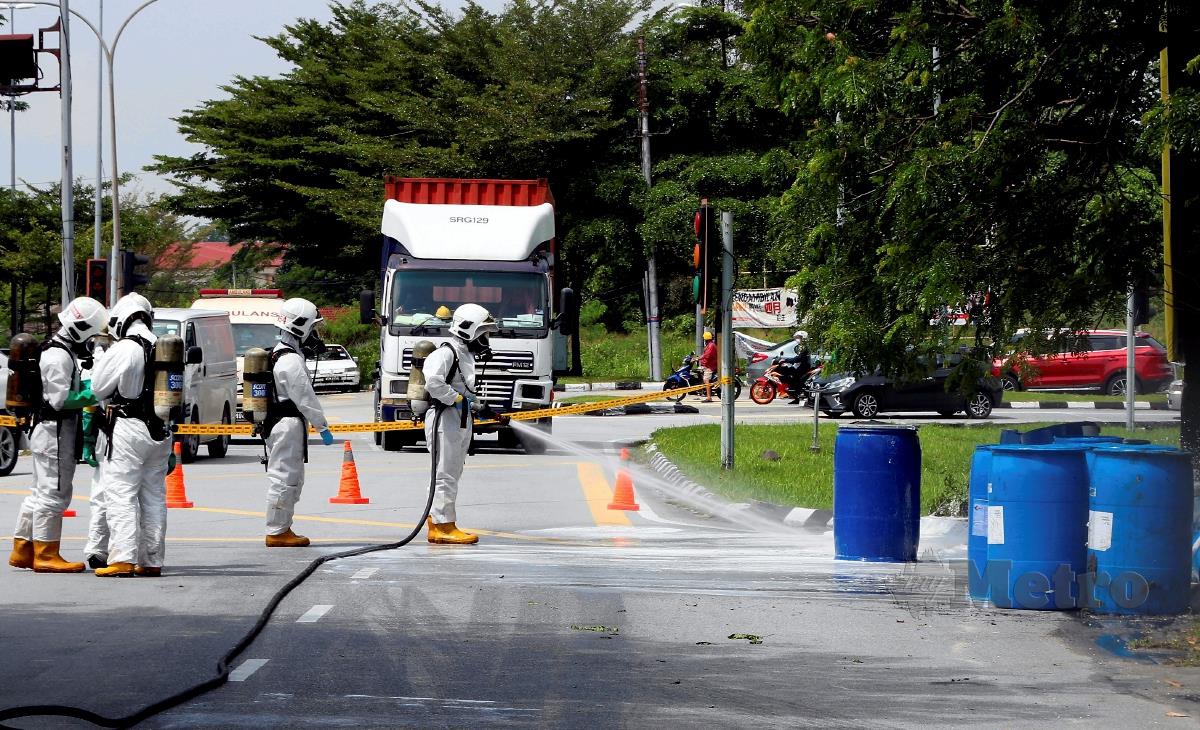 Pasukan Khas Bahan Kimia Berbahaya (HAZMAT) Jabatan Bomba dan Penyelamat  Malaysia Jalan Pasir Putih membuat pemeriksaan dan pembersihkan tong yang dipercayai bahan kimia di persimpangan lampu isyarat Jalan Tun Abdul Razak, Ipoh. FOTO L.MANIMARAN
