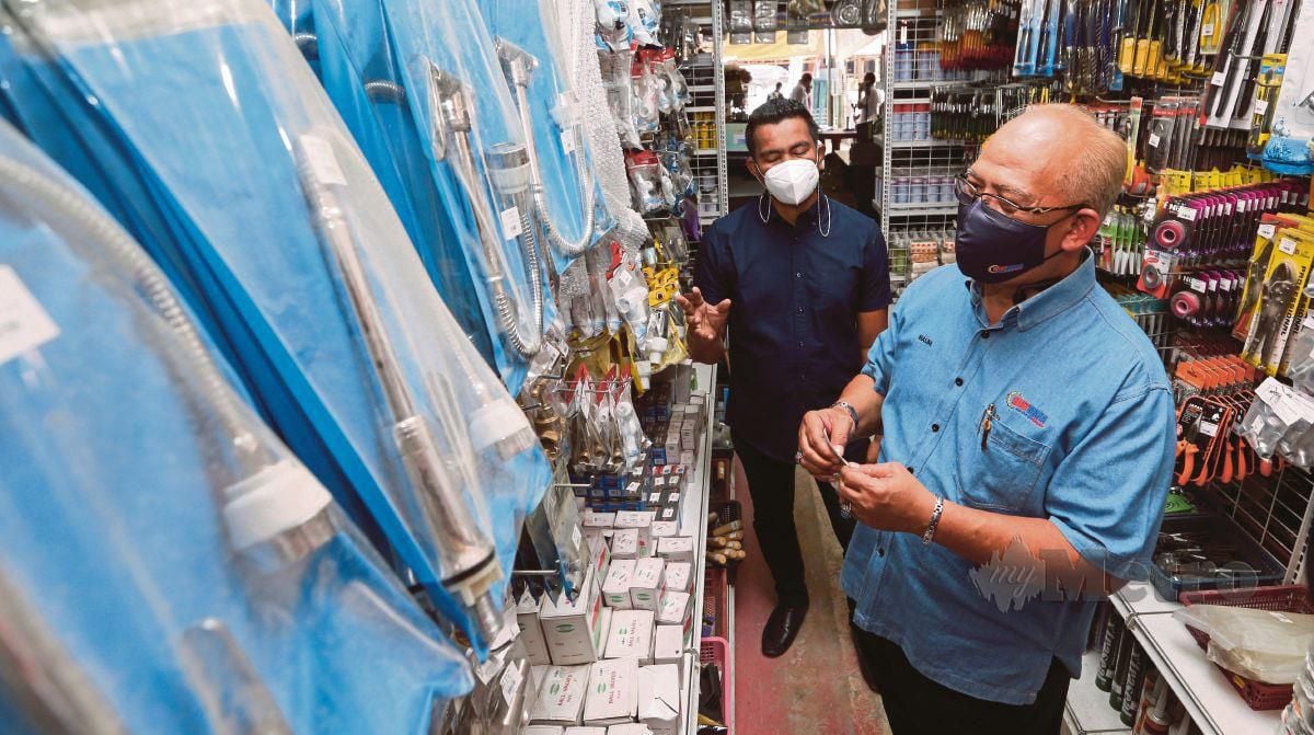Pengerusi Giat Mara, Datuk Abdul Halim Mansor (kanan) melawat kedai hardware milik seorang usahawan dari GiatMARA, Mohd Nasrul Muhaimi Che Mood. FOTO NIK ABDULLAH NIK OMAR