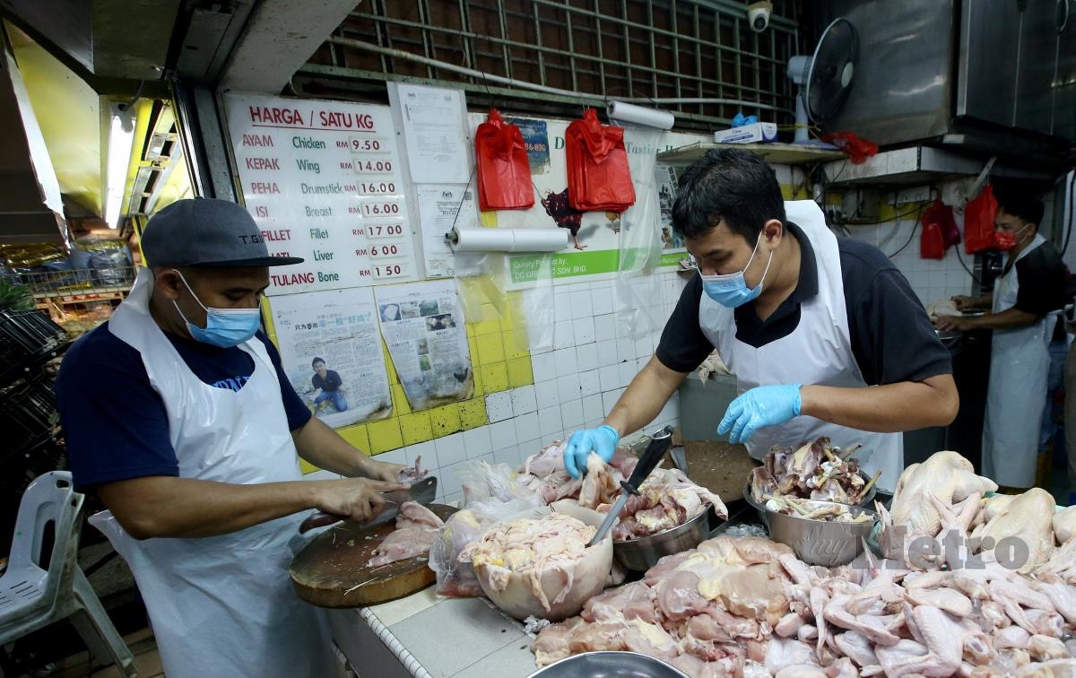 Tinjauan harga barang basah seperti ayam di Pasar Besar TTDI yang dikhuatiri mengalami kenaikan berikutan bermulanya bulan Ramadan. FOTO EIZAIRI SHAMSUDIN