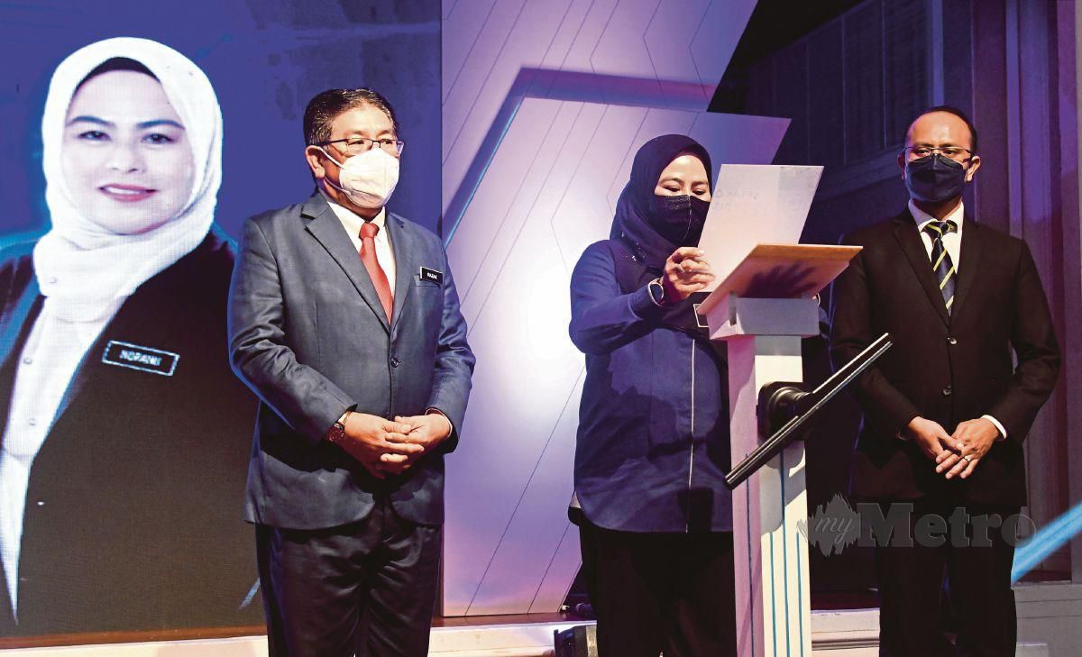 MENTERI Pengajian Tinggi, Datuk Seri Dr Noraini Ahmad (tengah) melancarkan aplikasi myPTPTN sambil diperhatikan oleh Ahmad Dasuki (kanan) dan Ketua Setiausaha Kementerian Pengajian Tinggi (KPT) Datuk Seri Abdul Razak Jaafar.