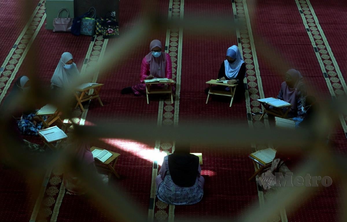 Muslimat khusyuk bertadarus Al-Quran secara berkumpulan di bulan Ramadan di Masjid AlHusna, Bandar Sunway, Petaling Jaya. FOTO HAIRUL ANUAR RAHIM