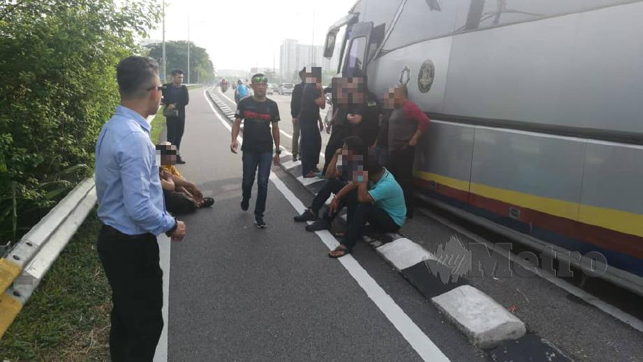 BAS Suruhanjaya Pencegahan Rasuah Malaysia (SPRM) yang membawa 29 individu termasuk 24 penguatkuasa Jabatan Pengangkutan Jalan (JPJ) untuk proses reman di Mahkamah Majistret Georgetown terbakar, hari ini. FOTO Ihsan SPRM