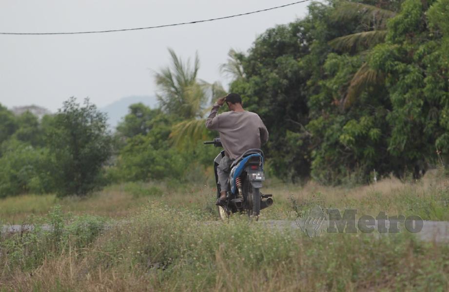 PENAGIH dadah yang melarikan diri menggunakan motosikal apabila diserbu Agensi Anti Dadah Kebangsaan (AADK) Kota Setar di ‘port’ penagihan di Kampung Alor Sekawan pada Ops Cegah, semalam. FOTO Sharul Hafiz Zam