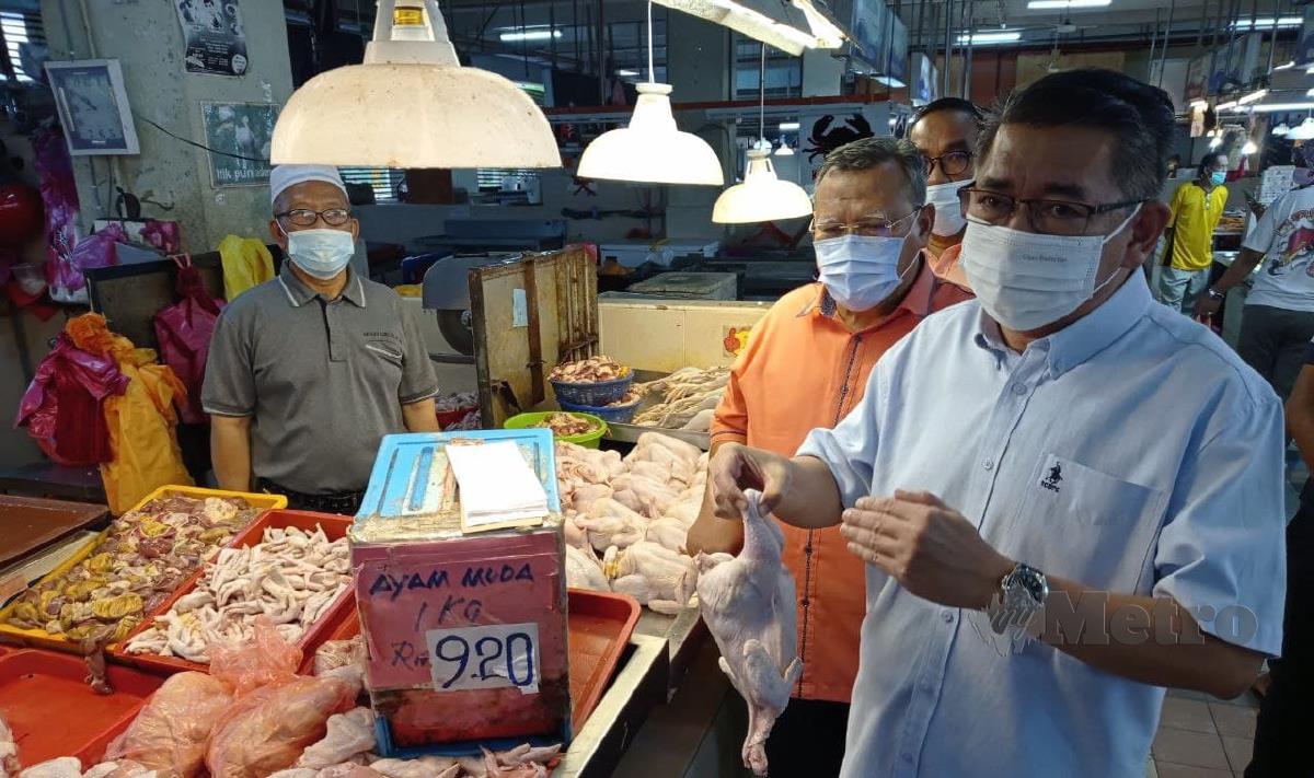 Bekas Menteri Pertanian dan Industri Asas Tani, Datuk Seri Salahuddin Ayub (tengah) mengadakan lawatan meninjau harga barangan basah di pasar awam Larkin, Johor Bahru. FOTO NURUL AMANINA SUHAINI