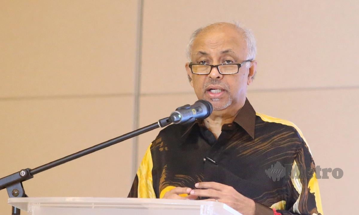 Pengerusi SME Corp. Malaysia, Datuk Sri Syed Hussien Al Habshee menyampaikan ucapan perasmian di Program Sentuhan Kecantikan Menjana Pendapatan di Dewan Prima Wisma Lembaga Juru Ukur Tanah, Taman Melawati. FOTO EIZAIRI SHAMSUDIN
