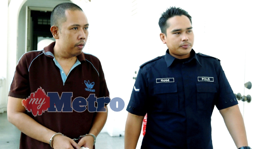 ANGGOTA polis mengiringi tertuduh Wan Mazri Pak Wan Teh (kiri) ke kamar Mahkamah bagi mendengar keputusan pendakwaan kes mengedar dadah di Mahkamah Tinggi 3, Pulau Pinang beliau didapati bersalah dan dijatuhi hukum gantung sampai mati. FOTO Ramdzan Masiam