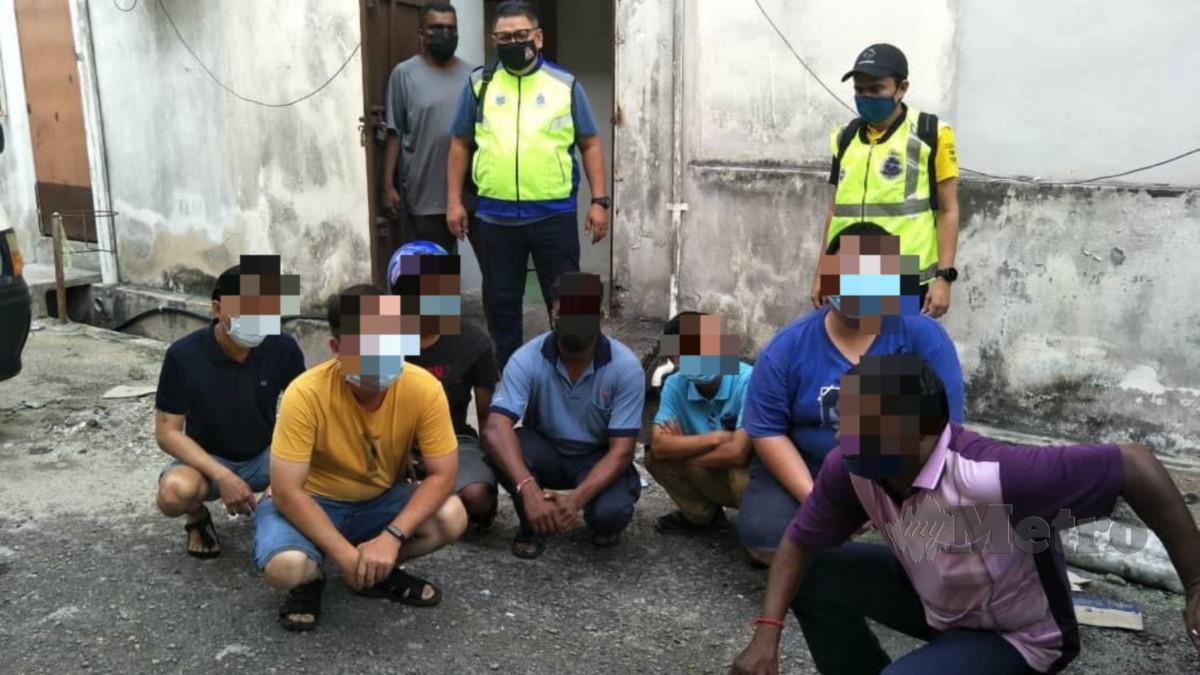 Polis memberkas tujuh individu termasuk tiga penjual nombor loteri ketika mengadakan serbuan di belakang sebuah kedai di Jalan Limau Manis, Bukit Mertajam, petang semalam. FOTO Ihsan PDRM