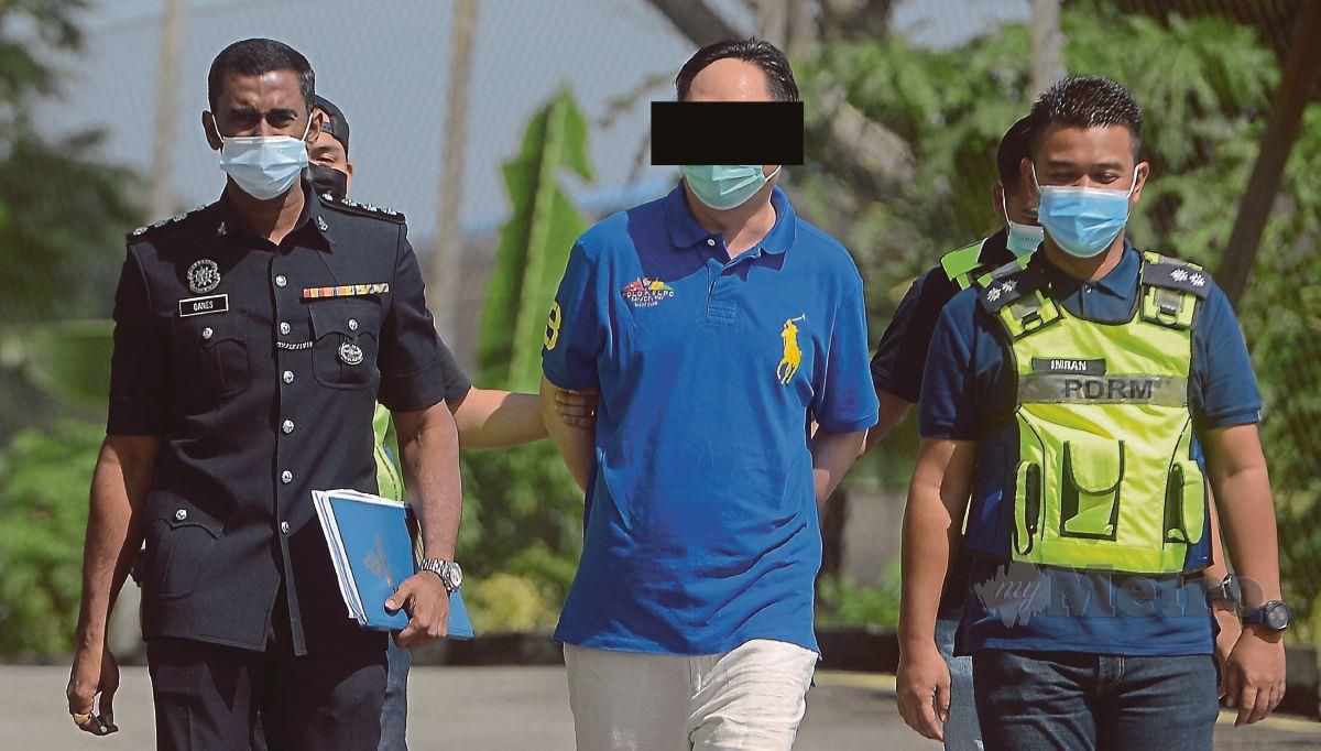 Suspek utama kes pukul dan ugut bunuh dua pengawal peribadi kerana berpuasa (tengah) direman selama lima hari di Mahkamah Klang pagi tadi. FOTO BERNAMA