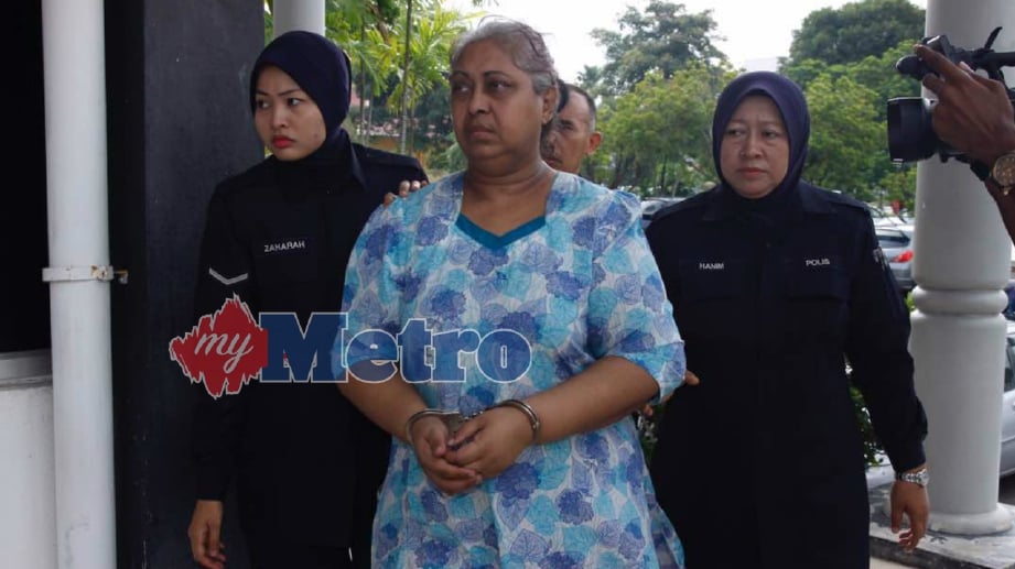 M A Ambika, 60, diiringi anggota polis ke Mahkamah Majistret Bukit Mertajam untuk sebutan semula berhubung kes mendera seorang amah Indonesia berumur  26 tahun di rumahnya di Taman Kota Permai 2, Bukit Mertajam, Pulau Pinang pada 10 Februari lalu. FOTO Amir Irsyad Omar