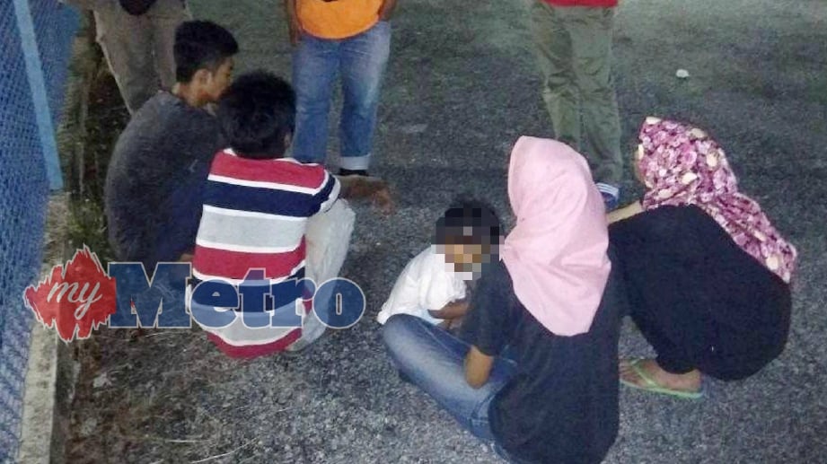 JANDA berusia 34 tahun (duduk kanan) bersama teman lelaki, adik dan teman wanita adiknya yang ditahan dalam operasi bersepadu yang dilancarkan Jabatan Kebajikan Masyarakat JKM daerah Dungun, awal pagi tadi. FOTO Rosli Ilham 