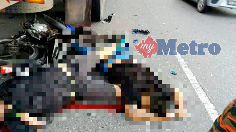 KEADAAN kemalangan jalan raya membabitkan motosikal yang merempuh belakang lori Kargo di Batu 21, Jalan Kuching - Serian. FOTO Ihsan Bomba