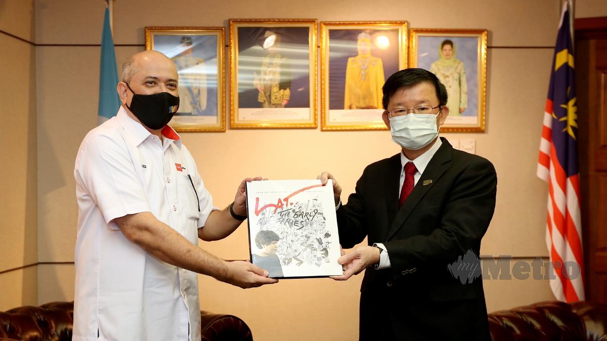 Ketua Menteri Pulau Pinang, Chow Kon Yeow (kanan) ketika menerima cenderahati daripada Pengerusi Kumpulan Media Prima, Datuk Dr. Syed Hussain Syed Junid,  di Kompleks Tun Abdul Razak, Komtar. FOTO MIKAIL ONG