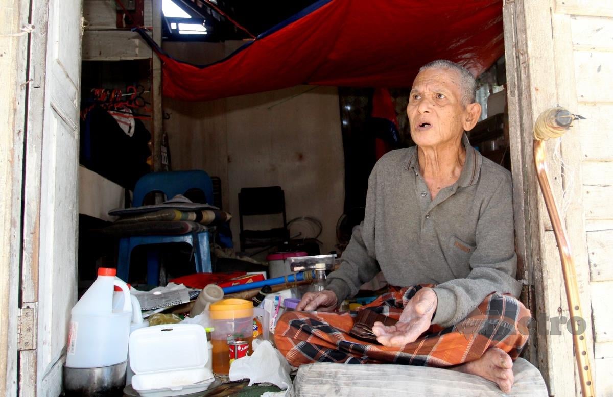 Warga emas, Wan Ali Wan Abdullah, 78 mengenang nasib dirinya yang hidup bersendirian di rumahnya selepas berpisah dengan bekas isterinya lebih 30 tahun lalu serta hanya mampu mengengsot selepas terjatuh  di Kampung  Pengkalan Chepa. FOTO NIK ABDULLAH NIK OMAR