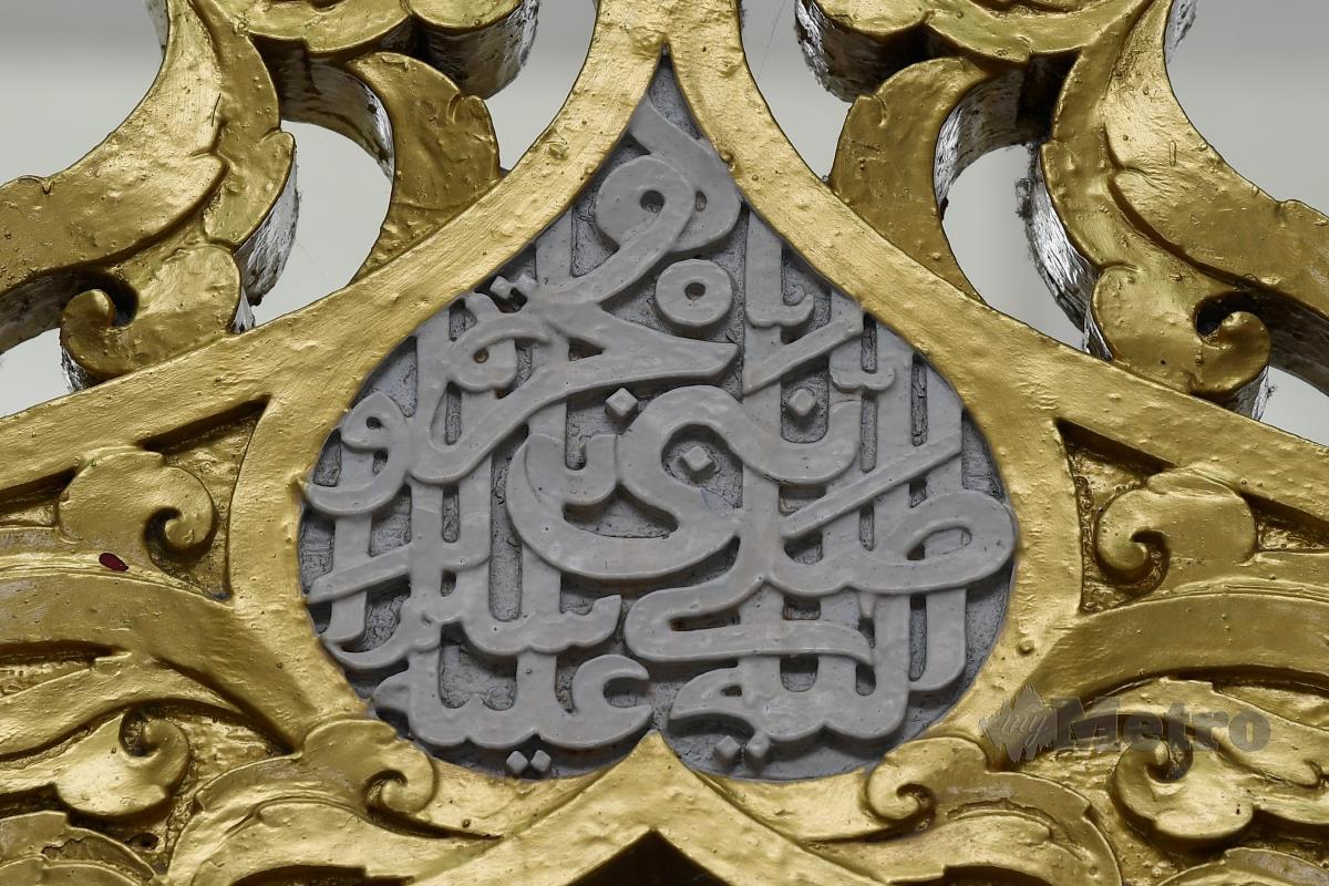 Mimbar di Masjid Losong Haji Mohd di sini tertera angka 1225 Hijrah bersamaan 1810 Masihi itu tersembunyi di sebalik inskripsi seni khat Thuluth yang disusun secara bertindan, diukir di dalam ruangan yang berbentuk seakan pohon budi. FOTO BERNAMA