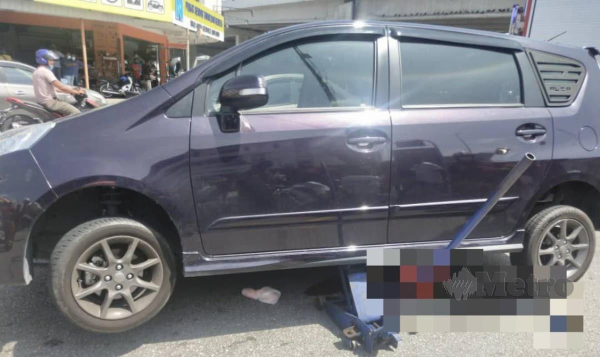 Pejalan kaki maut selepas dilanggar kenderan pelbagai guna (MPV) Perodua Alza di persimpangan Jalan Wawasan 2/7 Bandar Baru Ampang, di sini, hari ini. FOTO IHSAN PDRM