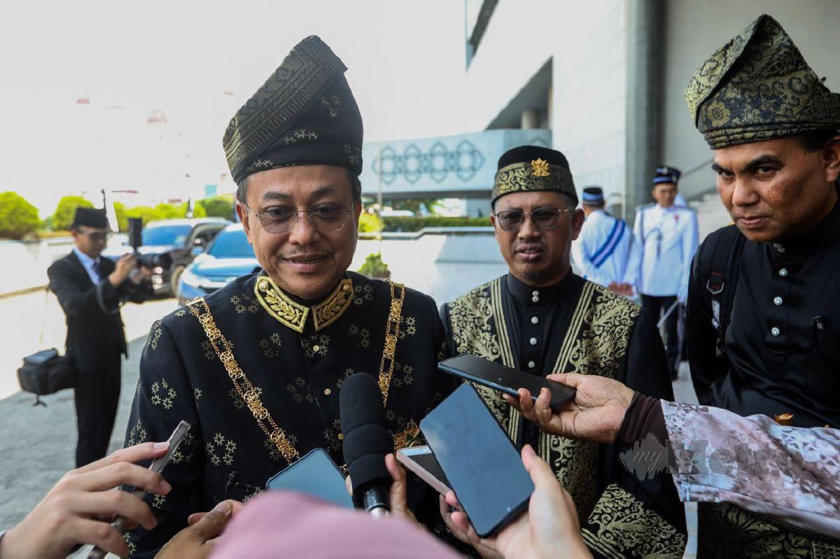 Menteri Besar Terengganu, Datuk Seri Dr Samsuri Mokhtar  semasa hadir pada Istiadat Pembukaan Penggal Kedua Dewan Undangan Negeri (DUN) Ke-15 di Wisma Darul Iman. FOTO GHAZALI KORI