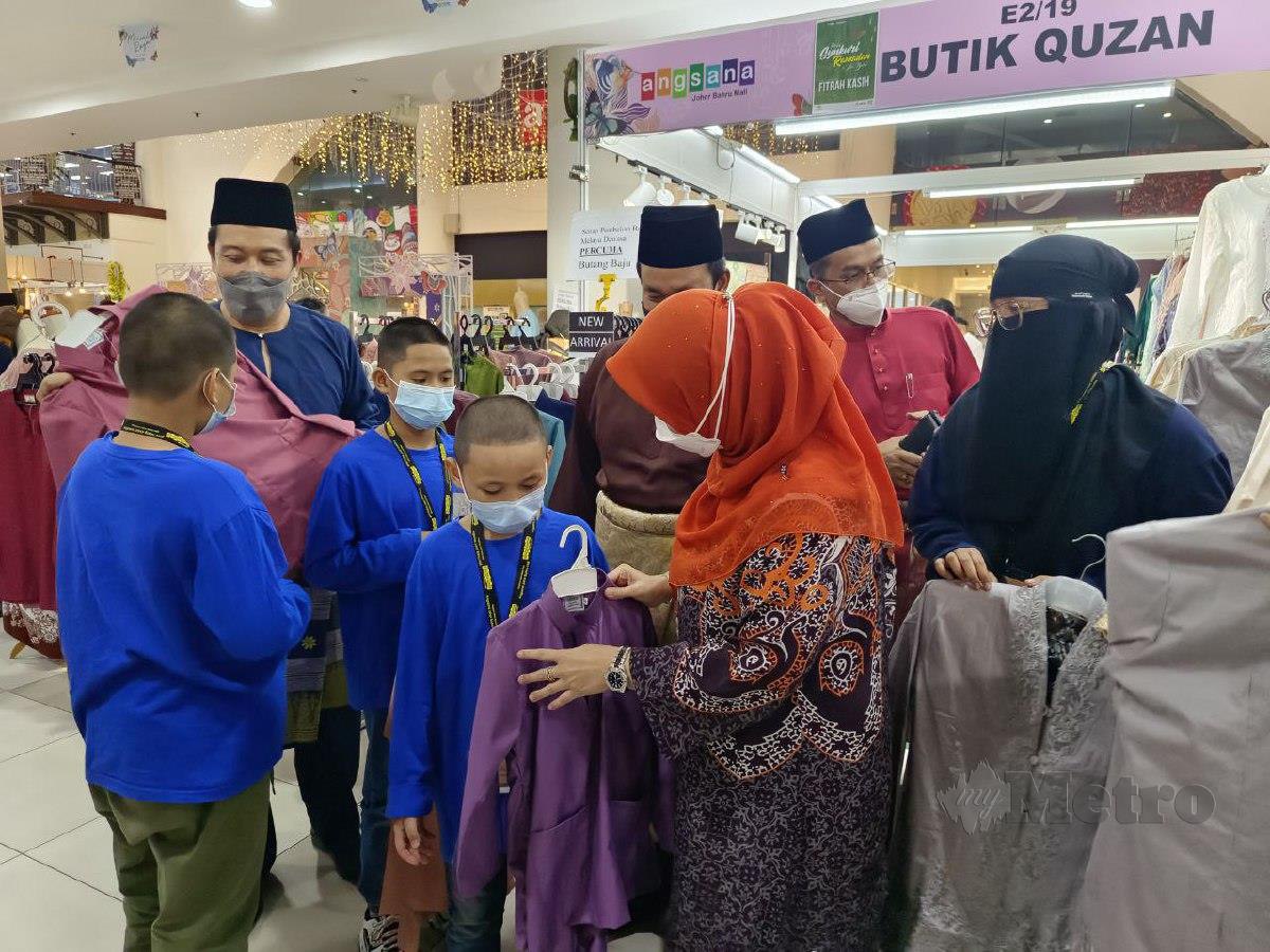 Pengerusi UDA Datuk Norliza Abdul Rahim mesra bersama penghuni Rumah Perlindungan Fitrah Qaseh ketika ditaja bagi membeli-belah di Angsana Mall Johor Bahru di sini baru-baru ini. FOTO Mary Victoria Dass