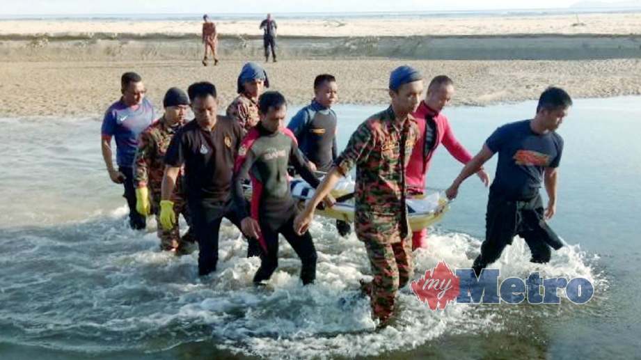 ANGGOTA bomba bawa seorang budak lelaki berusia 12 tahun yang hilang ketika mandi di muara pantai Bundusan, Pengalat Besar, semalam ditemui lemas. FOTO Ihsan Bomba