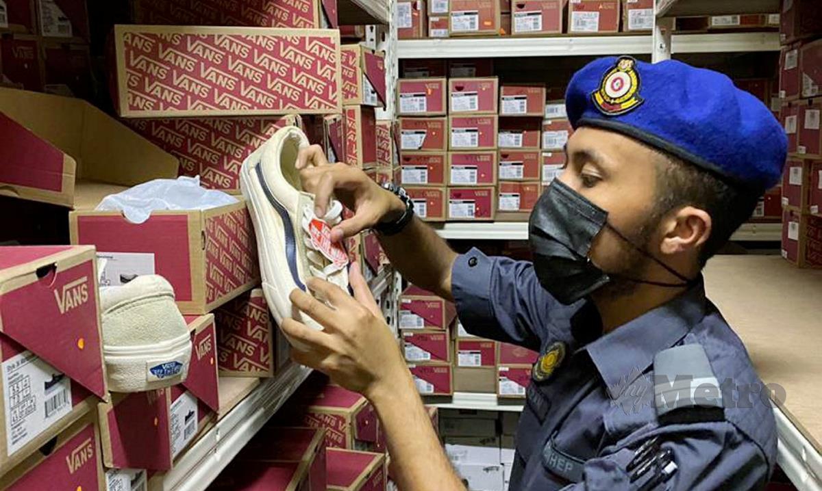 Kementerian Perdagangan Dalam Negeri dan Hal Ehwal Pengguna (KPDNHEP) Selangor merampas sejumlah kira-kira 10,000 pasang kasut tiruan dalam tiga serbuan serentak di tiga lokasi berbeza di negeri ini. FOTO IHSAN KPDNHEP
