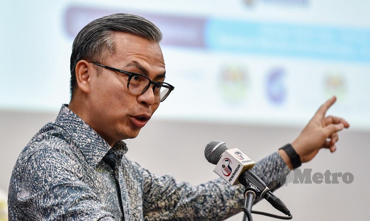 Menteri Komunikasi Fahmi Fadzil menyampaikan ucapan pada Taklimat Isu-Isu Semasa bersama Pelatih-pelatih Institut Pendidikan Guru (IPG) Kampus Bahasa Antarabangsa dan Komuniti MADANI hari ini. FOTO BERNAMA
