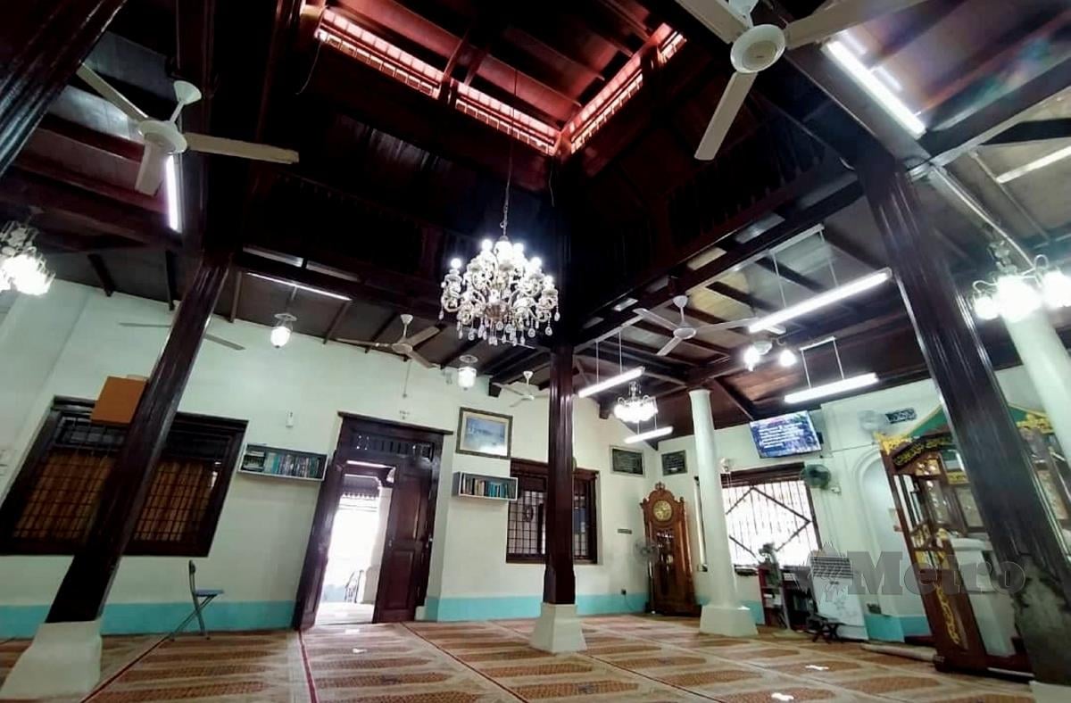Keadaan dalaman dan ruang solat di Masjid An - Nur, Peringgit, Melaka. FOTO NURALIAWATI SABRI
