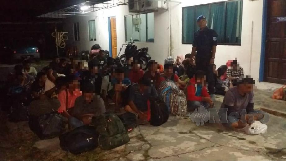 PASUKAN Polis Marin (PPM) Wilayah Dua Johor berjaya memintas sebuah bot pancung dan menahan pendatang asing tanpa izin (PATI) di laut Kukup Pontian.  FOTO Ihsan PPM