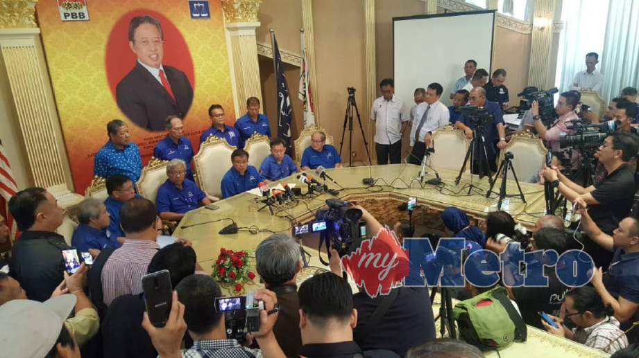 KETUA Menteri Sarawak, Datuk Patinggi Abang Johari Tun Openg mengumumkan Senarai Calon BN Sarawak  PRU14 di Ibu Pejabat Parti PBB Petra Jaya Kuching. FOTO Nadim Bokhari