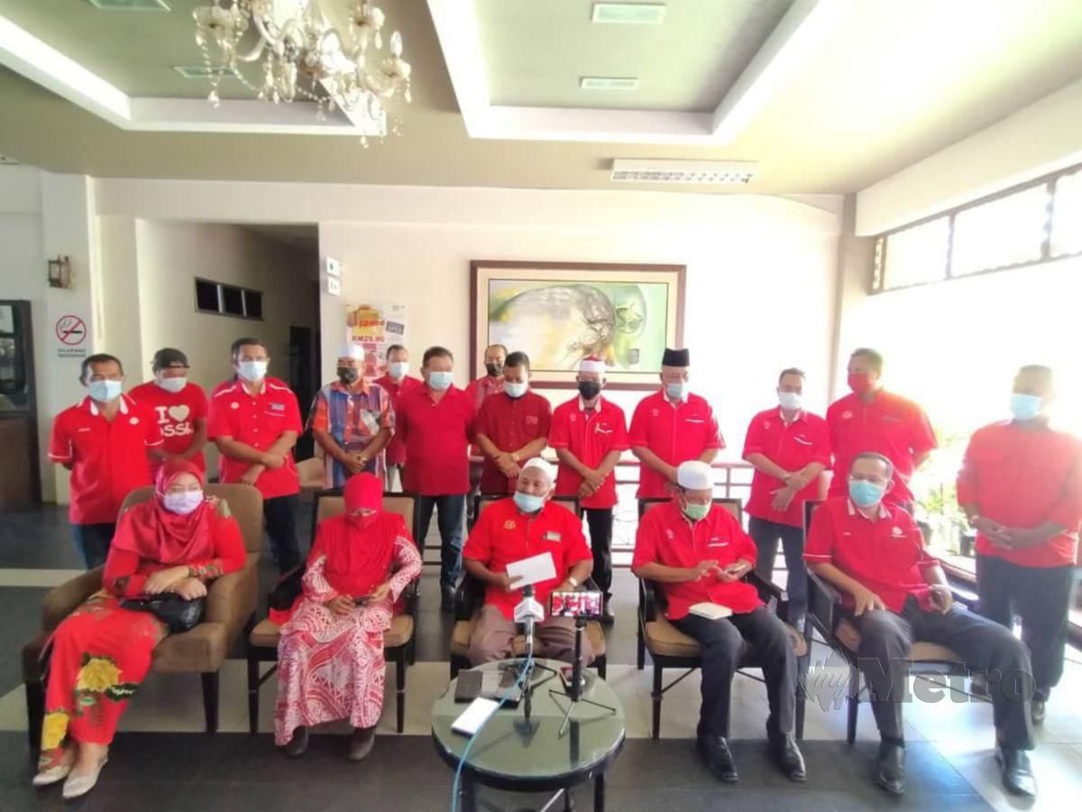 Akar umbi UMNO Bahagian Arau diketuai Timbalan Ketua UMNO Bahagian Arau, Salim Dahaman (duduk tiga dari kanan) menolak perlantikan Menteri Besar, Datuk Seri Azlan Man sebagai Pengerusi Badan Perhubungan UMNO Perlis yang baru. FOTO AIZAT SHARIF