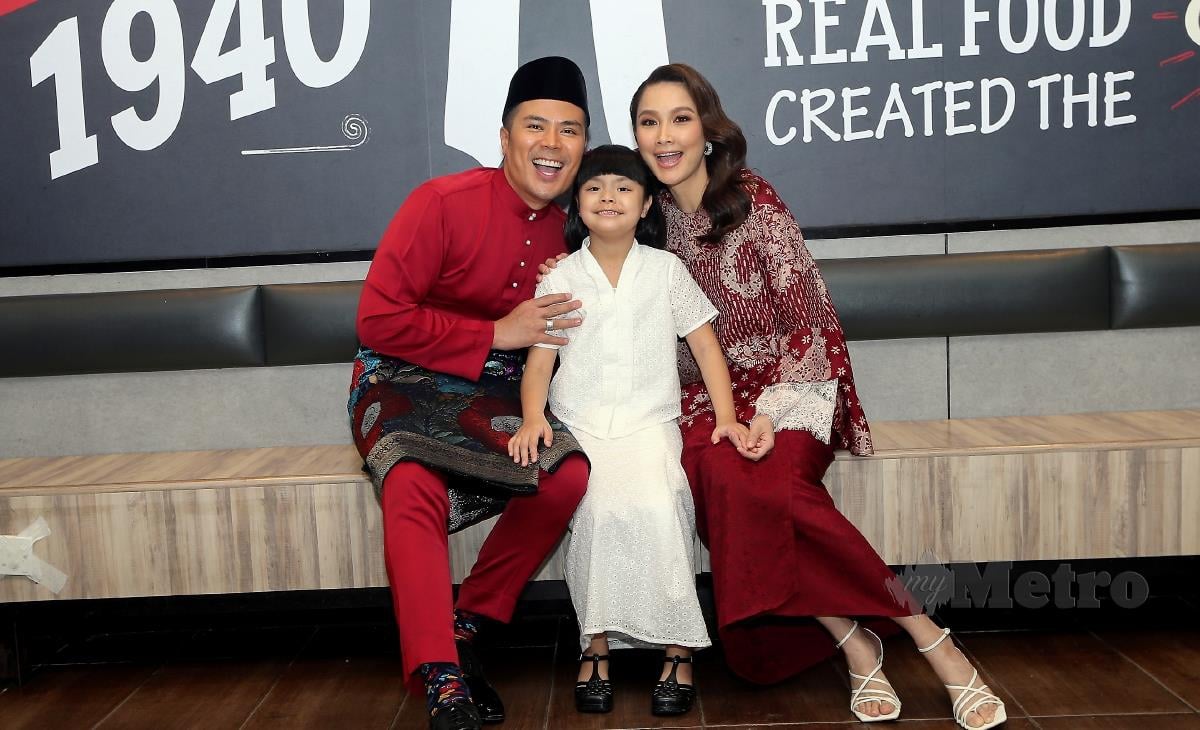 Awal Ashaari dan isteri, Scha Alyahya bersama anak sulung, Lara Alana di umumkan sebagai duta KFC Malaysia di upacara pelancaran kempen KFC " Raikan Cara Kita " di KFC Wangsa Maju. FOTO OWEE AH CHUN