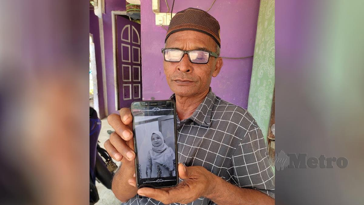 Mat Hussin Hamat, 62 menunjukkan gambar arwah anaknya yang meninggal dunia dalam kemalangan di Kemaman, Rosliza Mat Hussin, 38. FOTO NURUL FATIHAH SULAINI