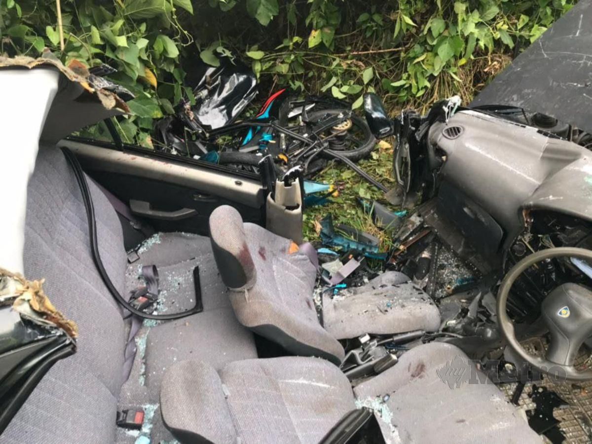 Kemalangan yang membabitkan sebuah kereta dan sebuah motosikal yang menyebabkan tiga daripadanya maut dan seorang cedera parah di Kampung Padang Lanjut. FOTO IHSAN BOMBA