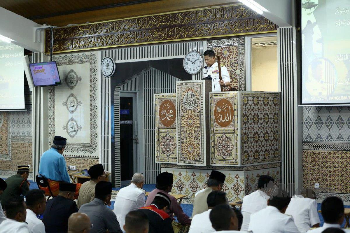 Panglima Tentera Laut, Laksamana Tan Sri Abdul Rahman Ayob menyampaikan khutbah khas sempena sambutan Hari TLDM Ke-90 di Masjid An-Nur, Pangkalan TLDM Lumut, di sini, hari ini. FOTO MUHAMAD LOKMAN KHAIRI