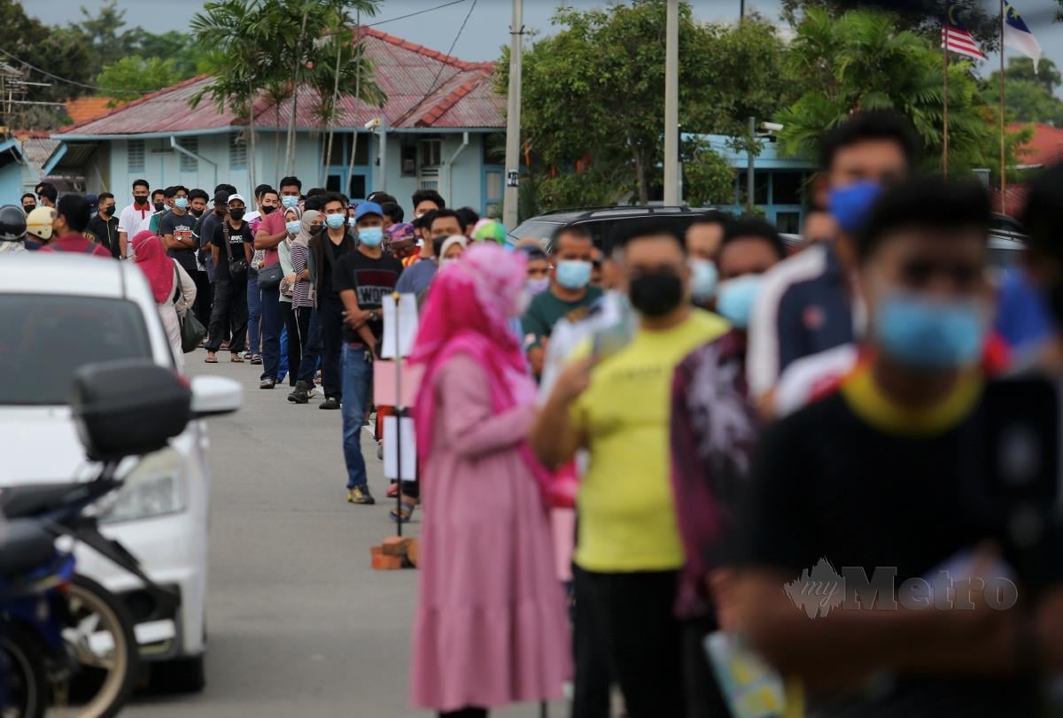 Tinjauan orang ramai yang mengunjungi bazar ramadhan mematuhi standard operation procedure (SOP) dengan memakai pelitup muka. FOTO SYAFEEQ AHMAD
