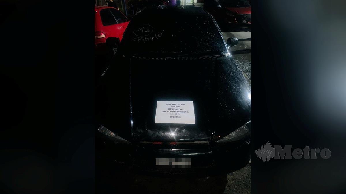 Polis merampas sebuah kereta Proton Wira, parang dan telefon bimbit dari Geng Samun Putra yang melakukan jenayah samun di Hulu Selangor dan Kuala Langat, kelmarin.  FOTO IHSAN POLIS