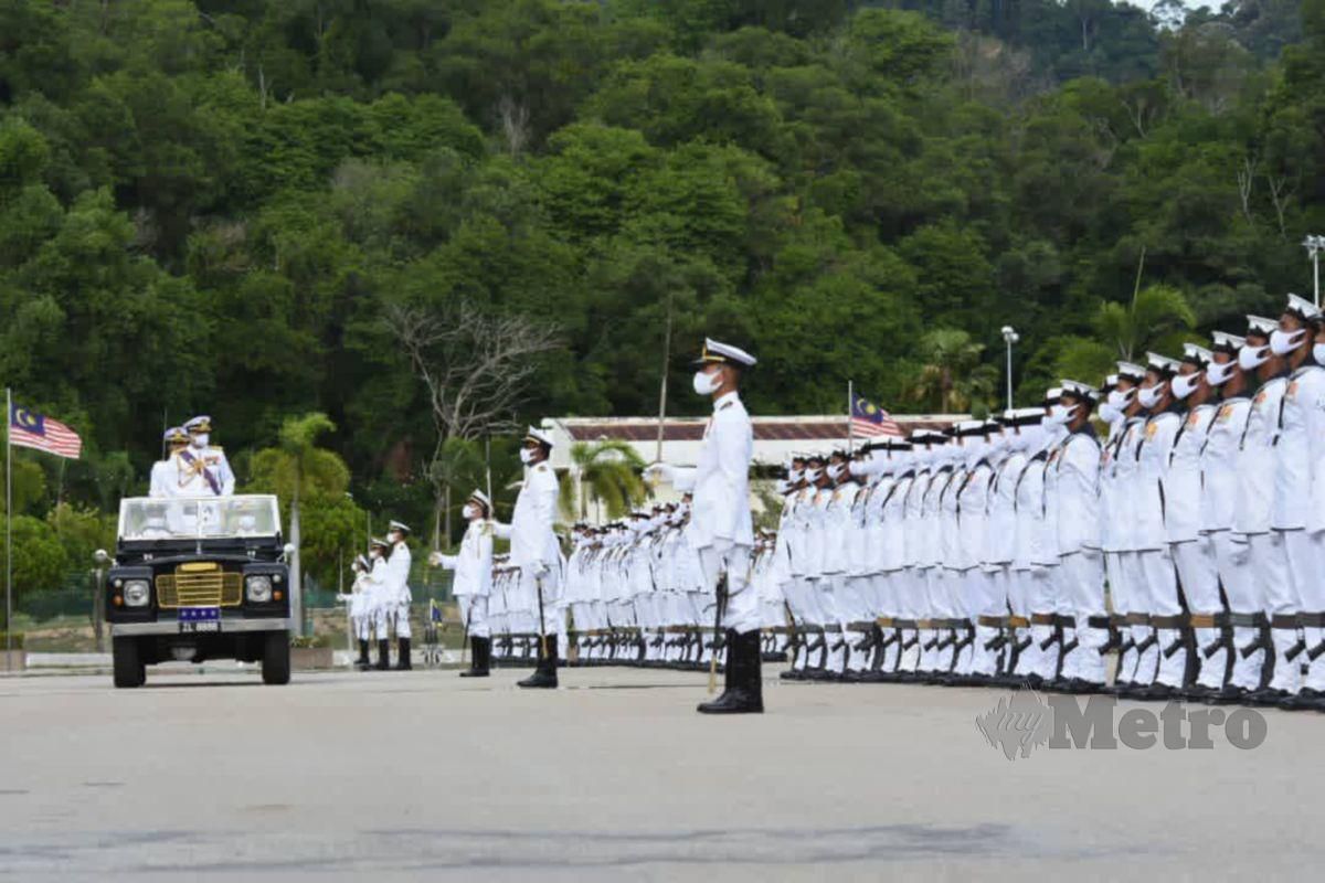 Panglima Tentera Laut Laksamana Tan Sri Mohd Reza Mohd Sany memeriksa Perbarisan Ulang Tahun Tentera Laut Diraja Malaysia ke-87 di Padang Kawad Kapal Diraja (KD) Pelandok, Pangkalan TLDM Lumut, Lumut. FOTO IHSAN TLDM