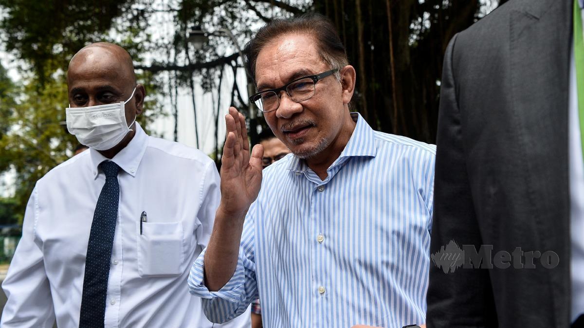 Anwar Ibrahim (kanan) ditemani peguamnya Sankara N. Nair selepas memberi keterangan di Bukit Aman hari ini. FOTO BERNAMA