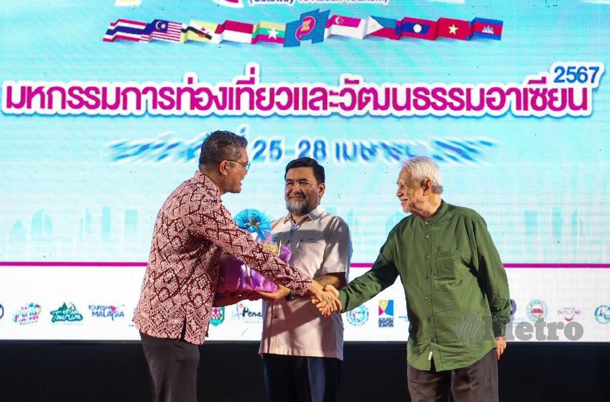Pengerusi Jawatankuasa Pelancongan, Kebudayaan, Kesenian dan Warisan Negeri, Datuk Kamaruddin Md Nor (kanan) ketika hadir Majlis Asean Festival 2024 di Thailand, Pattani. FOTO NIK ABDULLAH NIK OMAR
