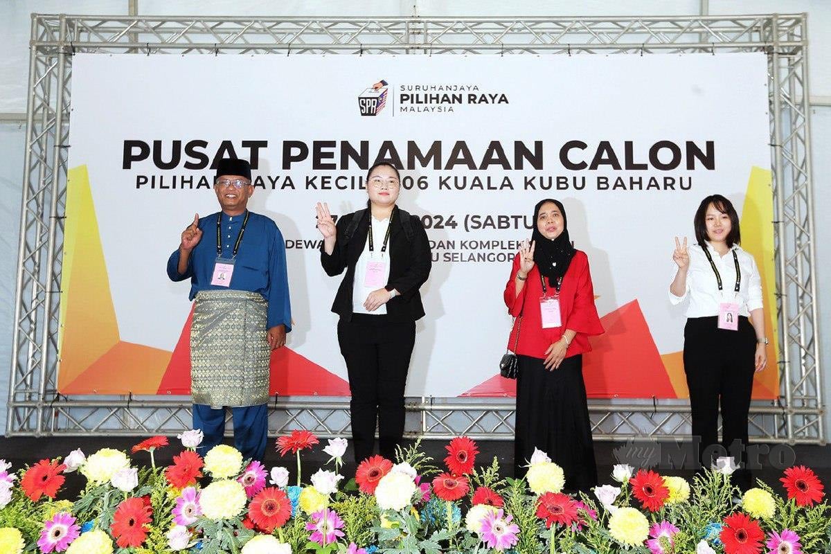 Calon PN, Khairul Azhari Saut, Calon PH, Pang Sock Tao, Calon Bebas Nyau Ke Xin, Calon Bebas Hafizah Zainudin pada hari penamaan calon bagi Pilihan Raya Kecil (PRK) Dewan Undangan Negeri (DUN) Kuala Kubu Bharu (KKB) di perkarangan di Dewan Serbaguna dan Kompleks Sukan Daerah Hulu Selangor. FOTO SAIFULLIZAN TAMADI 