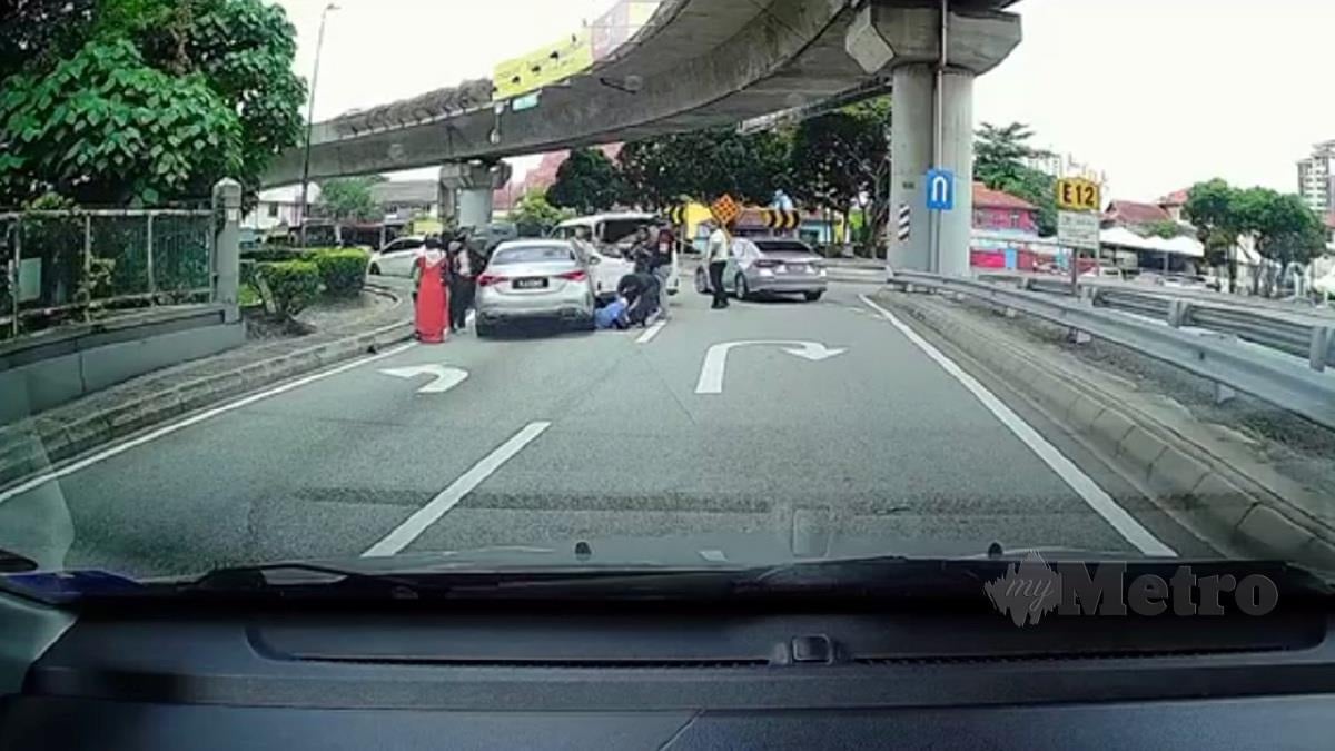 Rakaman video menunjukkan seorang lelaki cedera dan tidak sedarkan diri selepas dipercayai dipukul pemandu peribadi di Jalan Memanda 9 dekat susur keluar ke Jalan Ampang di sini, semalam. FOTO Tular