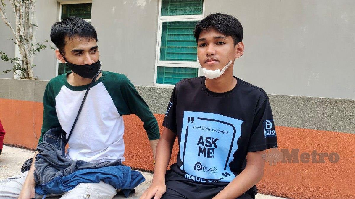 Tuan Muhammad Adam Asyraf Tuan Arzue, 16, (kanan) cedera di bahagian dagu dan kaki yang terselamat dalam kemalangan di membabitkan dua kenderaan pacuan empat roda di Jalan Kuala Krai-Gua Musang, tengah malam tadi. FOTO SYAHERAH MUSTAFA