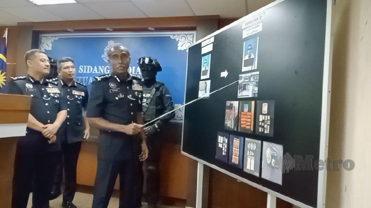  Ketua Polis Johor, M.Kumar menunjukkan lokasi serbuan kedua iaitu sebuah bilik sewa di perumahan Taman Pelangi di sini. FOTO OMAR AHMAD