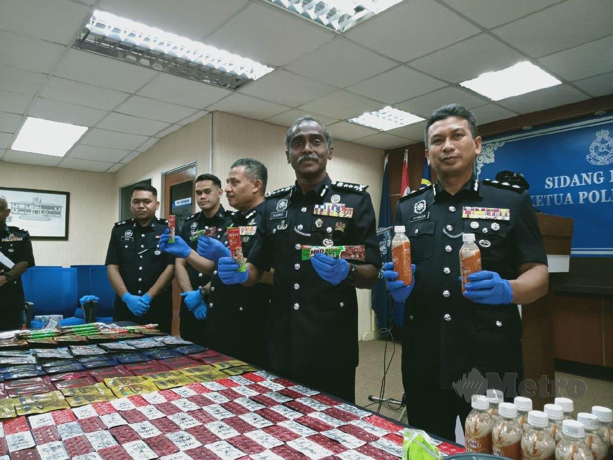 Ketua Polis Johor, M.Kumar (dua dari kanan) menunjukkan paket minuman berjenama yang dipaketkan semula bersama dadah yang dirampas. FOTO OMAR AHMAD