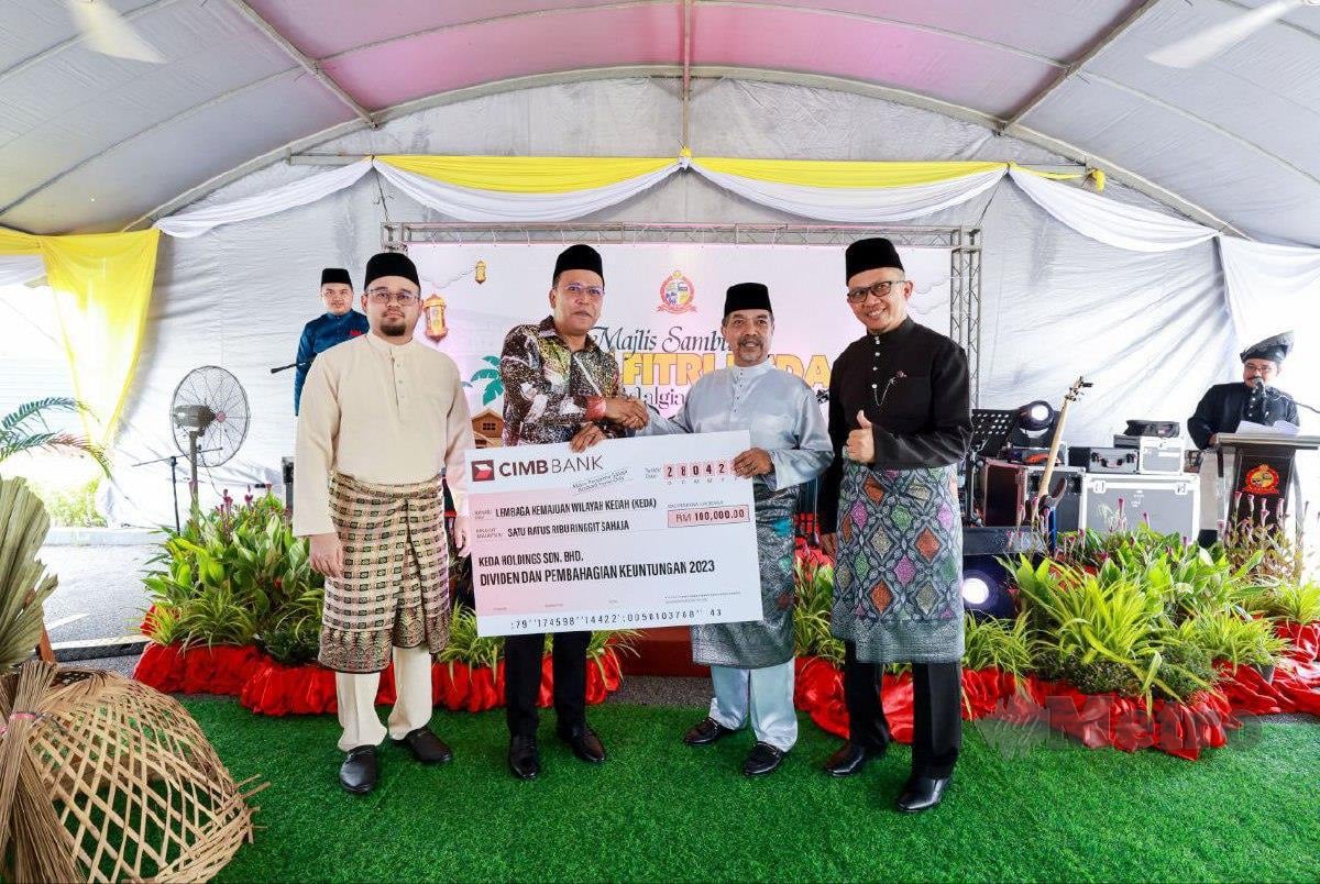 .Pengerusi KEDA, Datuk Seri Jamil Khir Baharom menerima mok cek dividen daripada wakil anak syarikat KEDA, KEDA Holding Sdn.Bhd (KHSB) sebanyak RM100,000. FOTO Noorazura Abdul Rahman