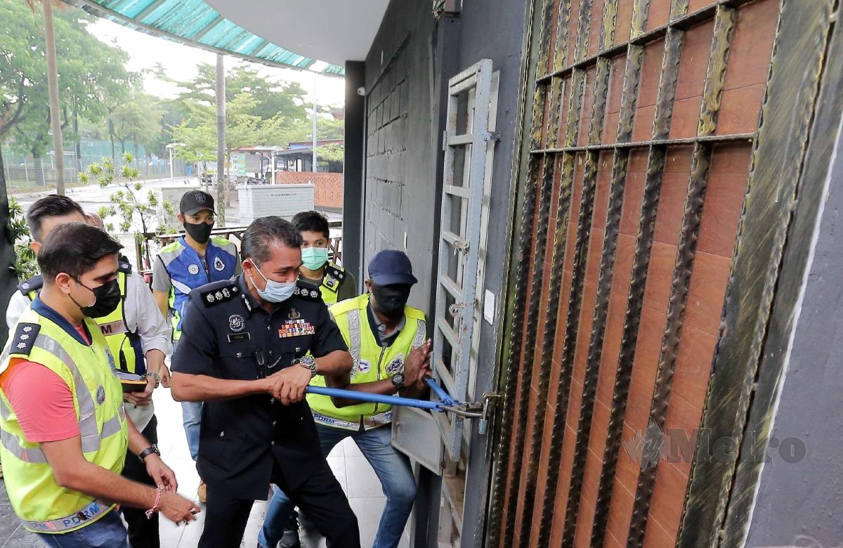 Ketua Polis Daerah Subang Jaya, ACP Abd Khalid Othman memeriksa premis pada operasi judi online di Pinggiran USJ. FOTO SAIFULLIZAN TAMADI