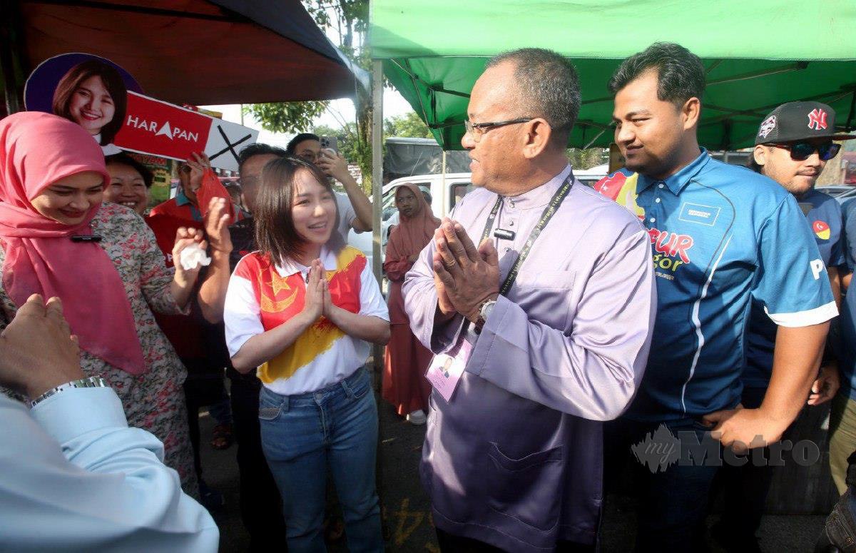 Calon PH, Pang Sock Tao (dua dari kiri) beramah mesra dengan calon PN, Khairul Azhari Saut (dua dari kanan) ketika walkabout di Pasar Pagi Batang Kali sempena Pilihan Raya Kecil (PRK) DUN Kuala Kubu Bharu. FOTO HAIRUL ANUAR RAHIM